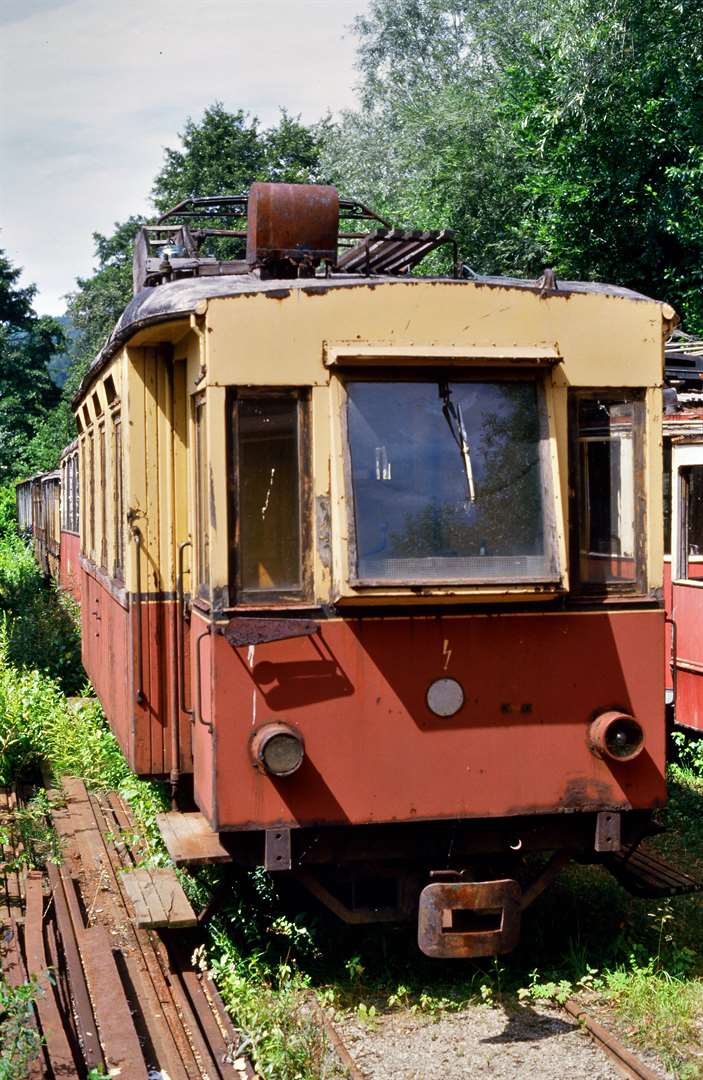 ET 26.101 auf dem Areal der Lendcanaltramway Klagenfurt, völlig ungeschützt dem Wetter überlassen. Der ET war zuvor bei der Attergaubahn eingesetzt gewesen.
Datum: 25.08.1986