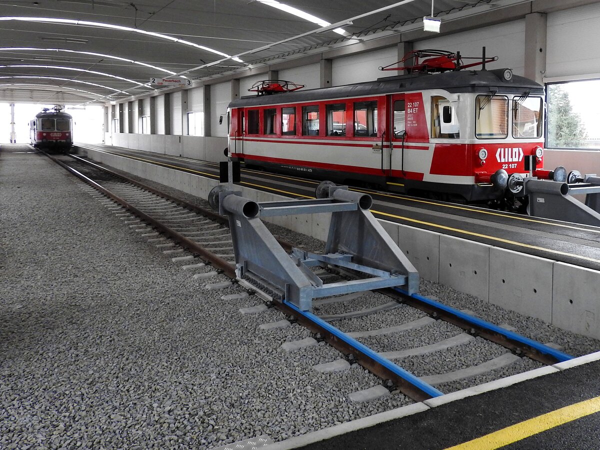 ET22-107 auf Bahnsteig 3, sowie im Hintergrund auf Bahnsteig2 ET22-106 der LILO, warten in der großzügigen Bahnhofshalle von Peuerbach auf die nächsten Einsätze; 241213