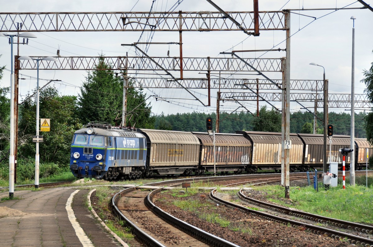 ET22 2040 mit einem Gterzug bei der durchfahrt durch Warnowo in Richtung Swinoujscie (20.08.2013)
