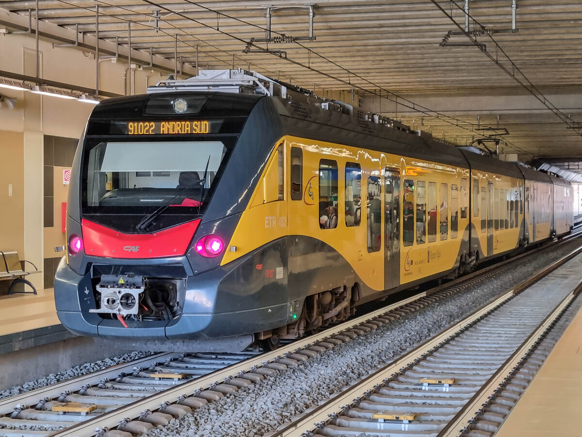 ETR 452 der Ferrotramviaria steht im Bari Aeroporto zur Abfahrt nach Andria Sud, 11.10.2024.