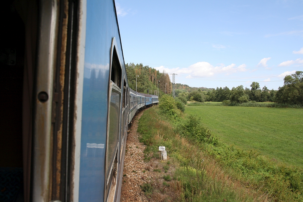 Etwas, daß auch immer seltener wird: Bei offenem Fenster die Landschaft geniessen. Strecken-Km 178,6 der ehemaligen NÖNW-Bahn im Bahnhof Bransouze, aufgenommen am 11.August 2019 aus dem offenem Fenster im R 661  Rozmberk  (Plzen hl.n. - Brno hl.n.).