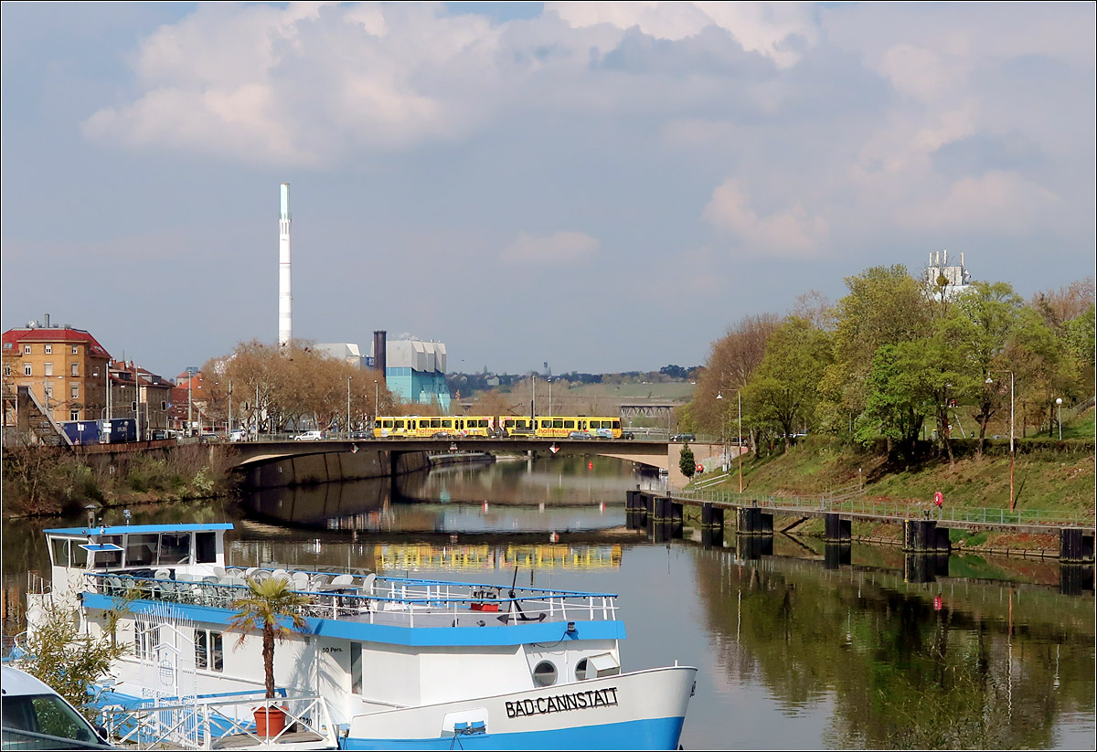 Etwas Gelbes zwischen dem Weiß-Blau des Himmels und dem Weiß-Blau des Schiffes - 

Ein Stadtbahnzug auf der Linie U13 auf der Rosensteinbrücke in Stuttgart Bad Cannstatt. Rechts oberhalb der Stadtbahn ist das Viadukt der Schusterbahn erkennbar. Markant auch das Kraftwerk Münster.

20.04.2021 (M)