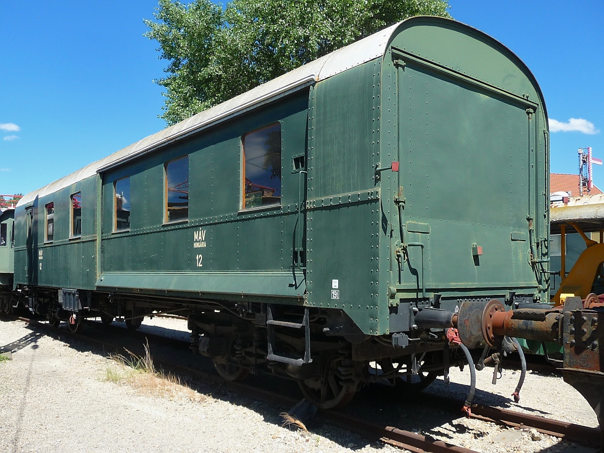 Etwas seltsamer Personenwagen mit Schiebewand im Hungarian Railway Museum, Budapest, 18.6.2016 