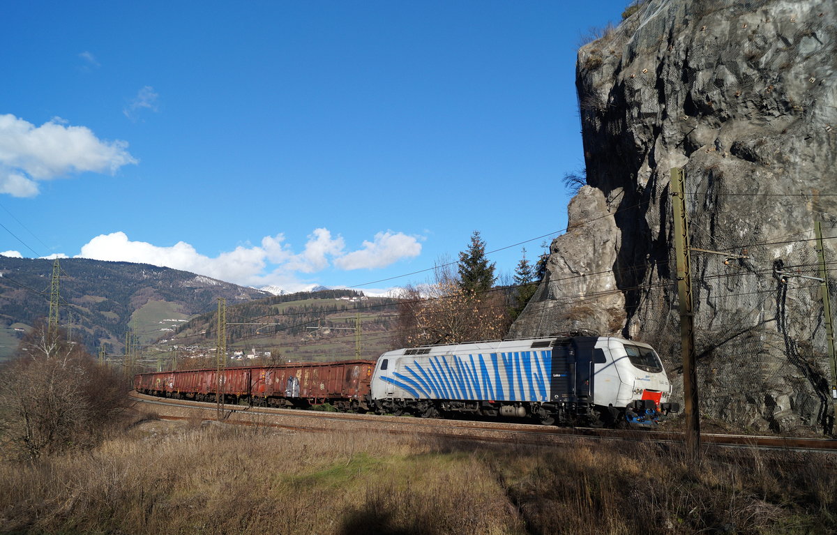 EU 43 003 von RTC mit einem DB-Stahlzug Richtung Süden bei Sterzing, 01.12.2018.