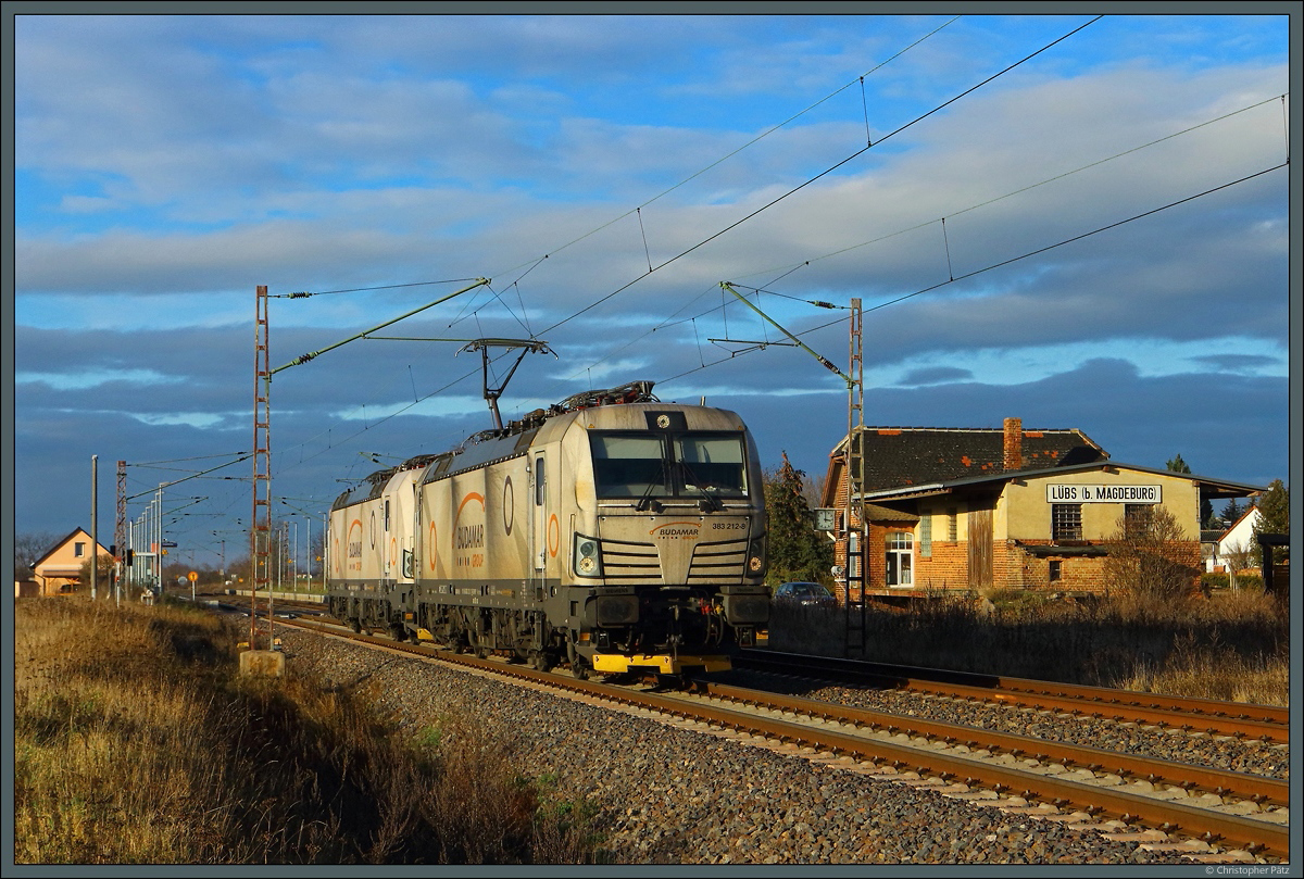 Europaweit unterwegs sind die 2019 ausgelieferten Vectron MS des slowakischen Logistikunternehmens Budamar. Am 30.12.2020 rollt 383 212-8 mit ihrer Schwestermaschine 383 214 im Schlepp an der Blockstelle Lübs vorbei Richtung Osten. Die Strecke ist Teil des TEN-Korridor Orient/östliches Mittelmeer.