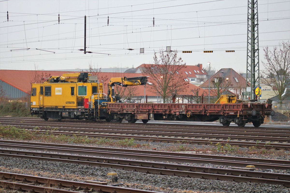 Europten Plasser und Theurer Oberleitungswagen mit Flachwagen am 12.01.19 in Bad Vilbel Bhf vom Bahnsteig aus mit Telezoom fotografiert