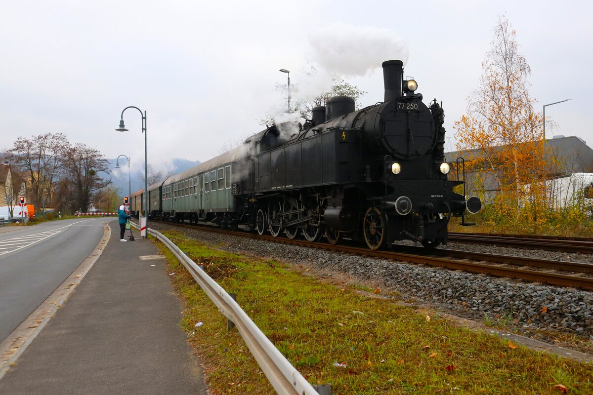 Eurovapor 77 250 mit Museumseisenbahn Hanau Sonderzug am 01.12.24 in Miltenberg