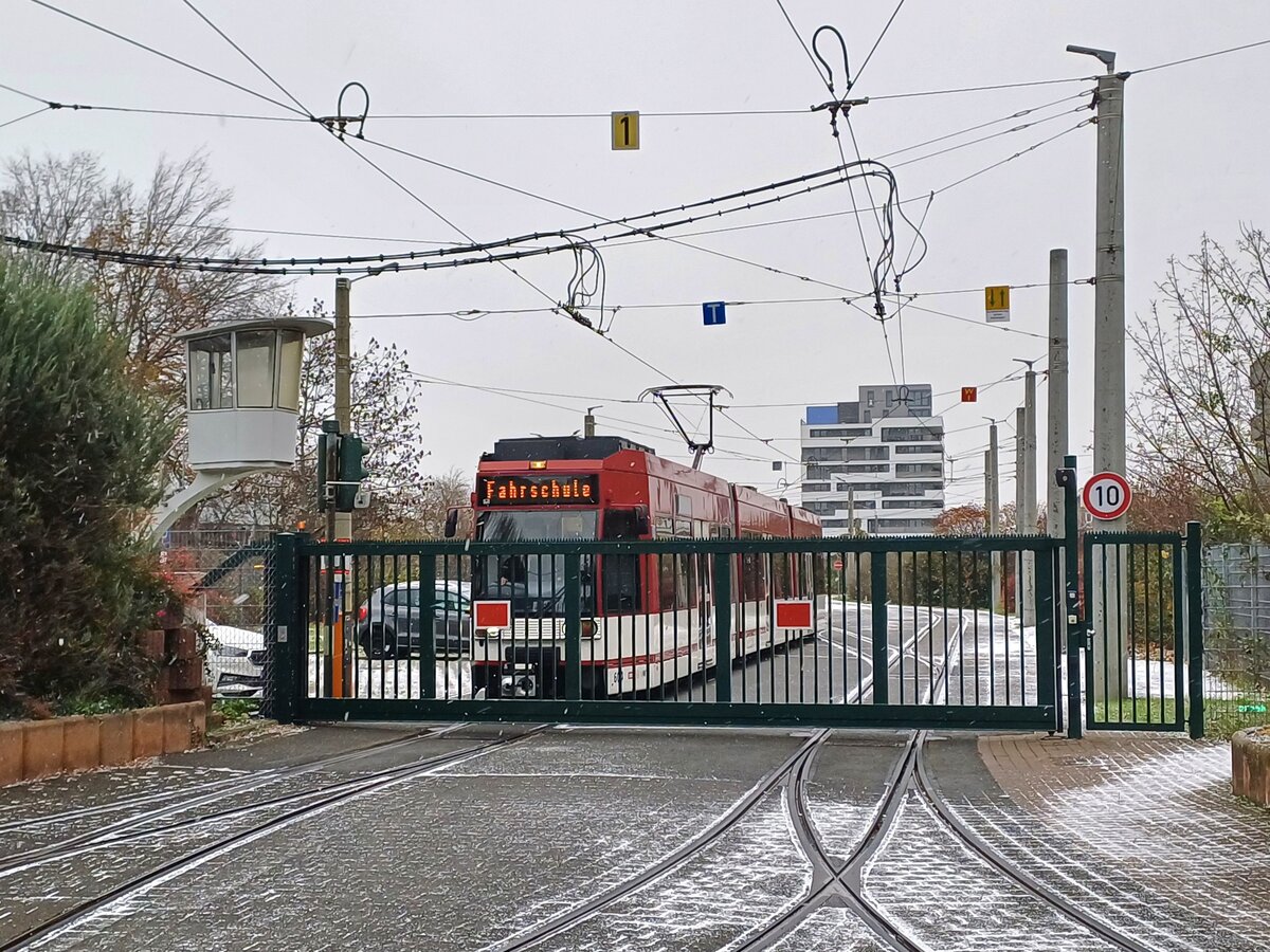 EVAG 604 als Fahrschule Richtung Salinenstraße, am 22.11.2024 im Betriebshof Magdeburger Allee in Erfurt. Dort hat auch der ausgediente Angerturm einen Platz gefunden. https://de.wikipedia.org/wiki/Angerturm