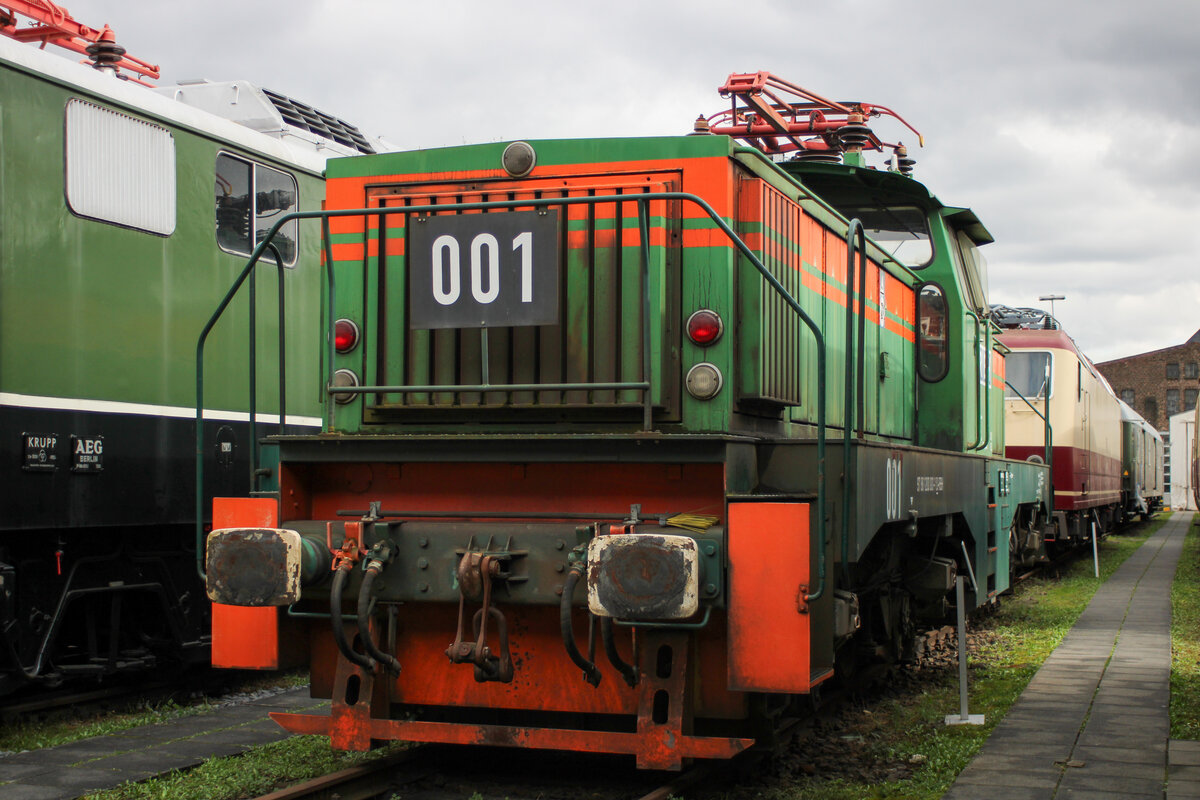 ex RBH 001 (1200 001) am 16. März 2024 im DB Museum Koblenz. 1976 wurde die Lok als „E 001“ an die RAG geliefert. 1983 wurde sie in „001“ umgezeichnet. Auch die Umstrukturierung des RAG-Konzerns im Jahr 2004 machte die Lok mit und war fortan für RBH (RAG Bahn und Hafen GmbH) im Einsatz. Im Januar 2007 folgte die Vergabe der NVR-Nummer 97 80 1200 001-1 D-RBH. Danach war die Lok noch etwas mehr als 5 Jahre im Einsatz und wurde im Februar 2012 ausgemustert. Am 25.07.2013 wurde die Lok schließlich ins DB Museum überführt. Seitdem gehört sie zum Museumsbestand.