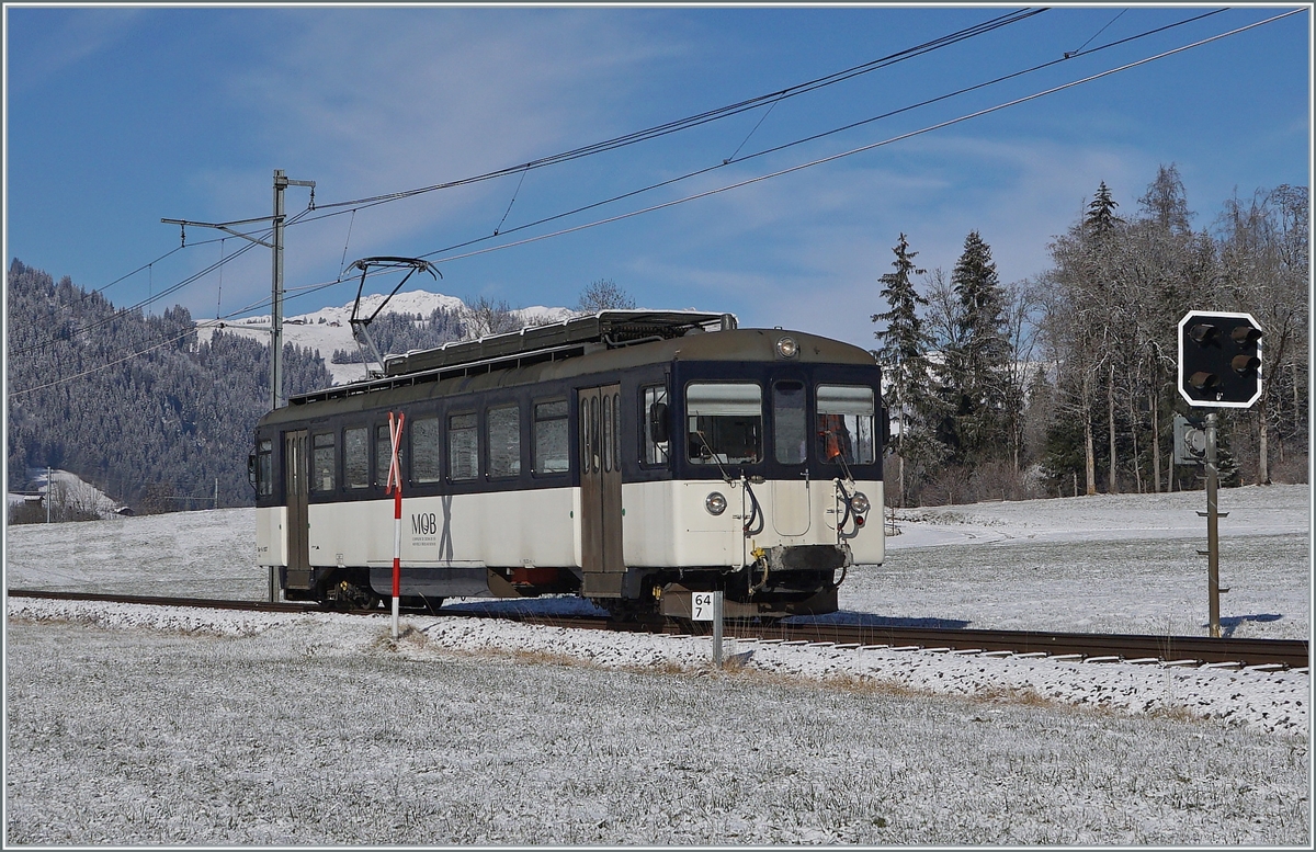 Fahrleitungsmast, Andreaskreuz, Kilometerschild und Vorsignal - interessante Details oder störendes Beiwerk? 
Kurz nach Blankenburg ist der MOB Be 4/4 1007 (ex Bipperlisi) auf dem Weg in die Lenk. 

3. Dezember 2020