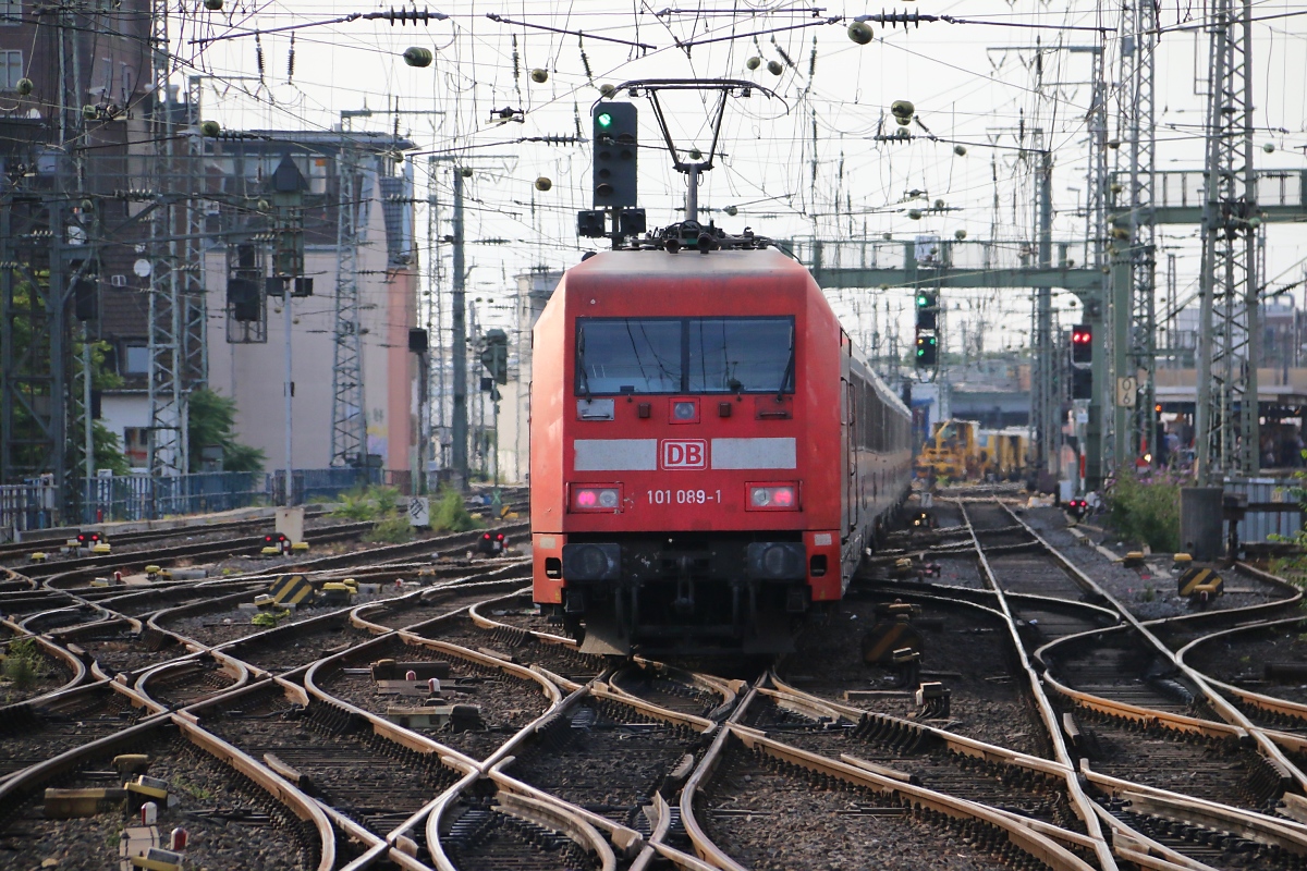 Fahrt gelegt für die 101 089-1 schiebend mit IC aus Köln Hbf. Aufgenommen am 14.07.2014.