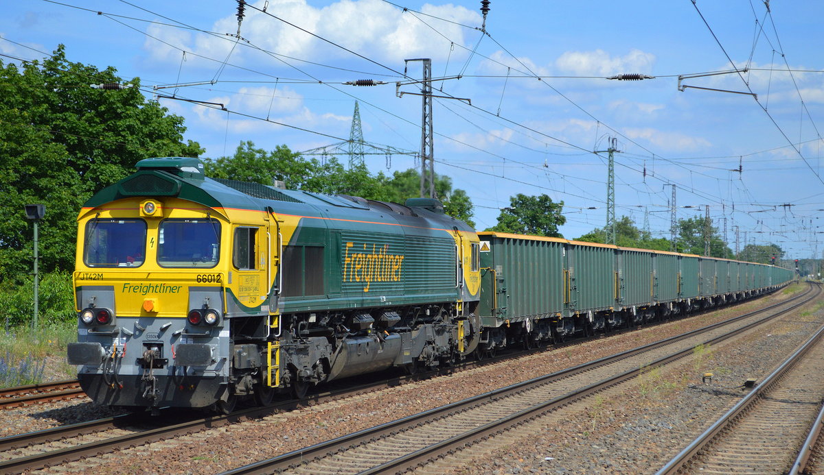  FDE - Freightliner DE GmbH, Berlin [D] mit  66012  [NVR:  92 80 1266 039-7 D-BRLL ] und Ganzzug firmeneigener offener Drehgestell-Güterwagen am 16.06.20 Durchfahrt Bf. Saarmund. Viele Grüße an den Tf. !!!