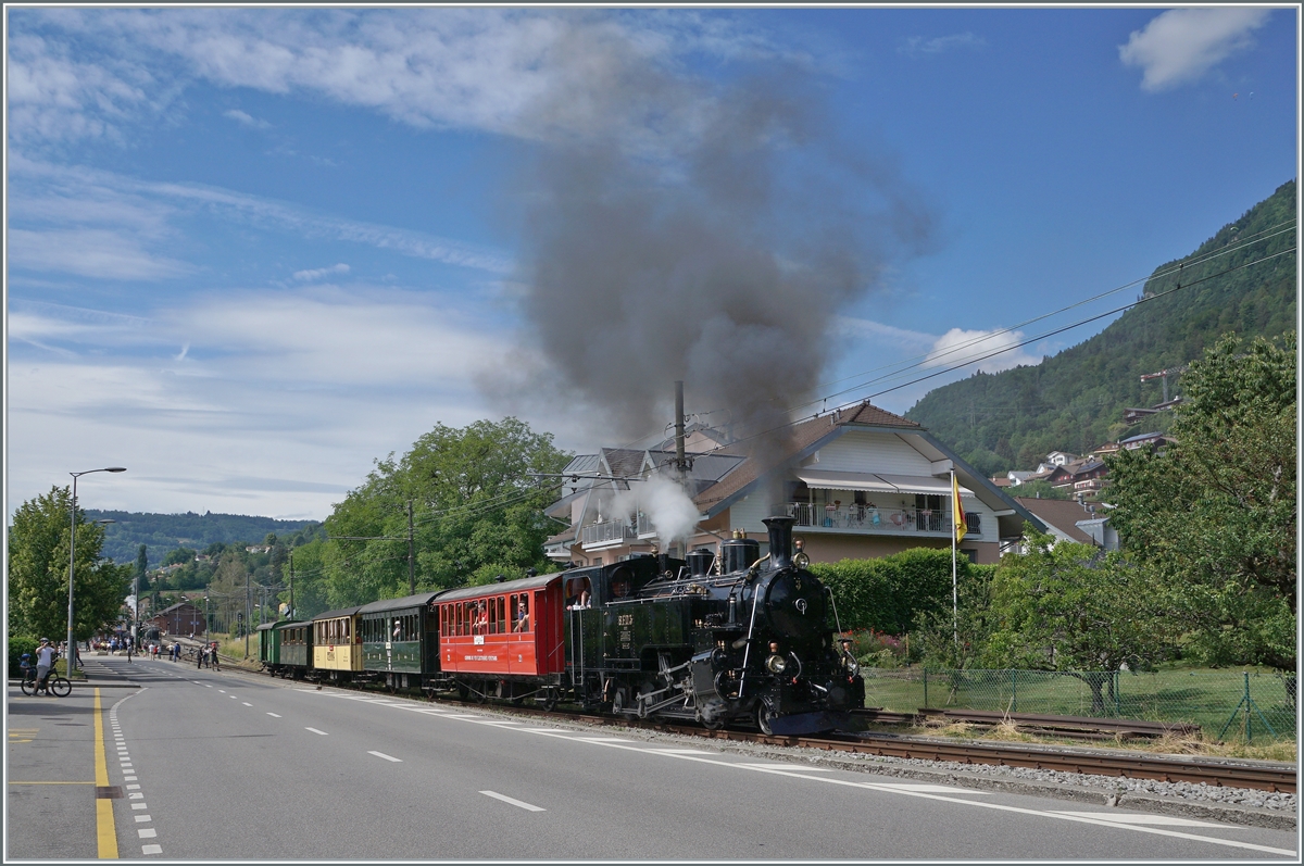  Festival Suisse de la Vapeur 2022 / Schweizer Dampffestival 2022  der Blonay-Chamby Bahn: Die HG 3/4 N° 3 verlässt mit einem stattlichen Zug aus bunten Wagen Blonay in Richtung Chamby.

6. Juni 2022