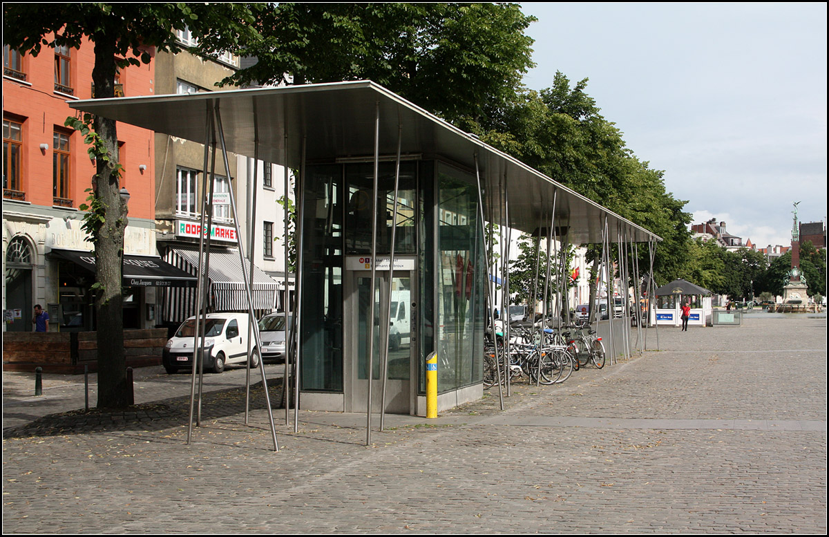 Filigrane Zugangsüberdachungen -

Die Metro Station Sainte-Catherine der Linie 1 in Brüssel erhielt 2007 diese filigranen Überdachungen über den Abgängen. Die Station selbst wurde 1977 eröffnet, nachdem 1976 der ursprünglich mit Straßenbahnen betriebene Ost-West-Tunnel auf Metrobetrieb umgestellt worden war. Die Straßenbahn erreichten an diesem Platz mittels einer Rampe die Oberfläche und endeten hier auf der Westseite des Pre-Metro-Tunnels an einer Wendeschleife. Auf der Ostseite hinter der Station Schumann waren Straßenbahn-Aussenstrecken an die Pre-Metro angeschlossen.

23.06.2016 (M)