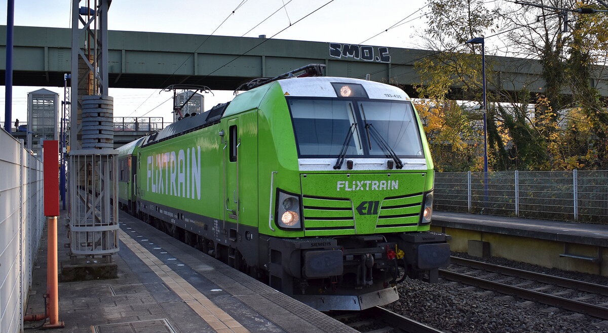 FlixTrain GmbH, München [D] mit der ELL Vectron  193 435  [NVR-Nummer: 91 80 6193 435-5 D-ELOC] und Wagengarnitur auf dem Weg zur Bereitstellung am 05.11.24 Durchfahrt Bahnhof Berlin-Hohenschönhausen.