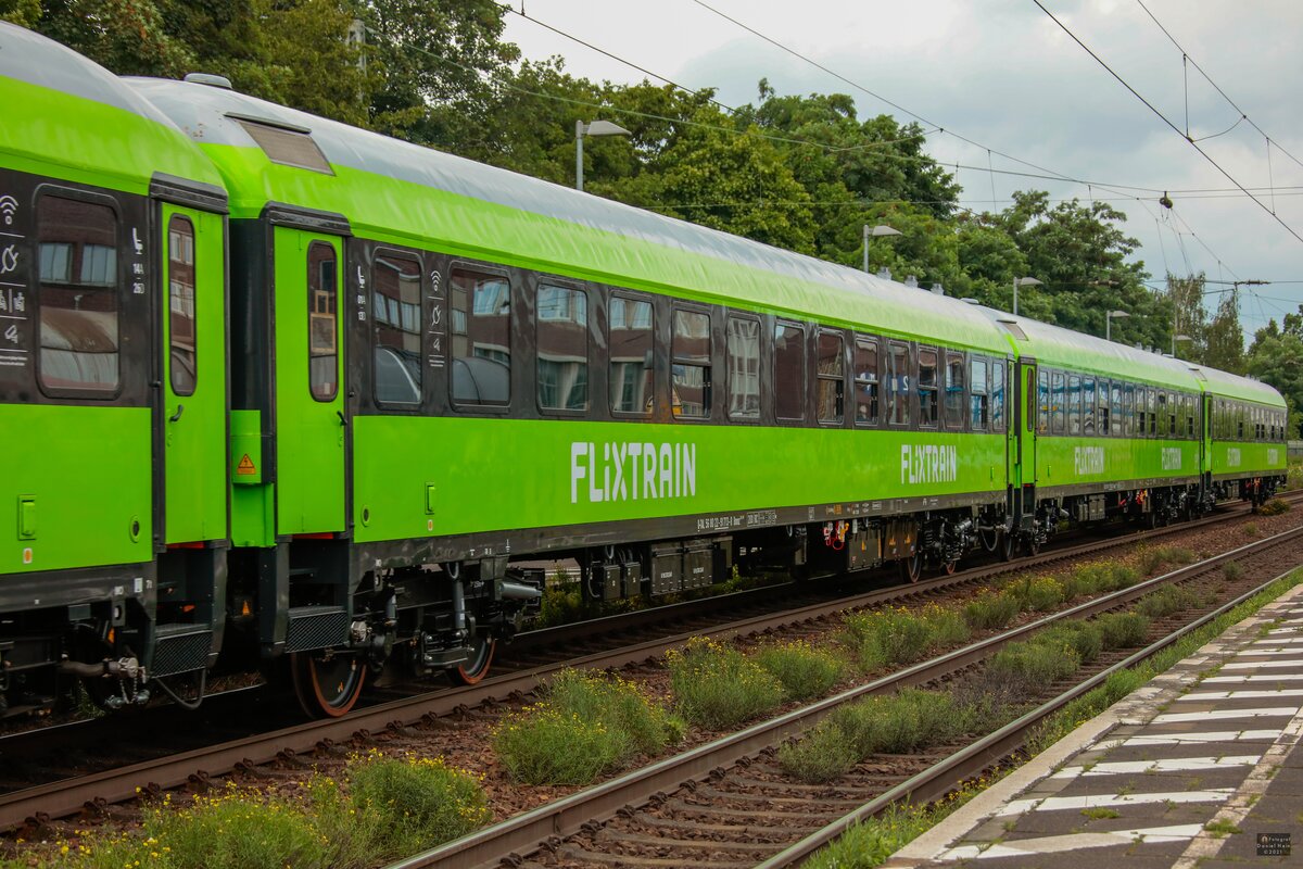 Flixtrainwaggons in Königswinter, Juli 2021.