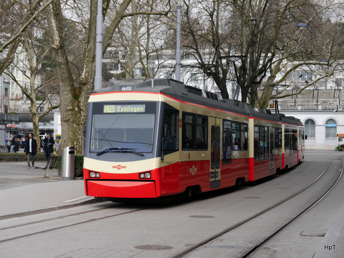 Forchbahn - Regio nach Esslingen mit dem Triebwagen Be 4/6 71 am Schluss im Bahnhof Zürich Stadelhofen am 11.03.2016