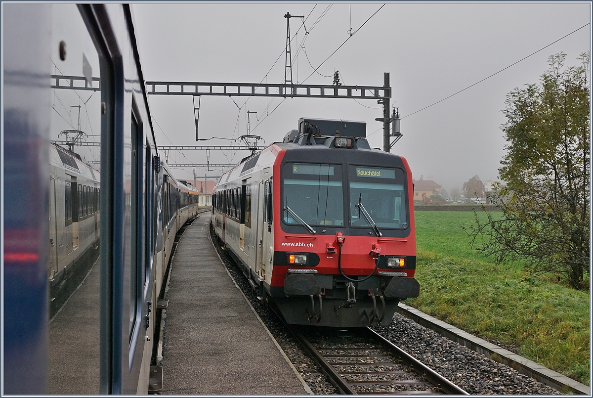  Fotostelle  mit Verfalldatum: Nur noch bis zum 14. Dez. kann man im RE Neuchâtel - Frasne das Fenster öffnen und somit die Kreuzung in Noiraigue mit dem Regionalzug 7029 Buttes - Neuchâtel festhalten.

29. Okt. 2019