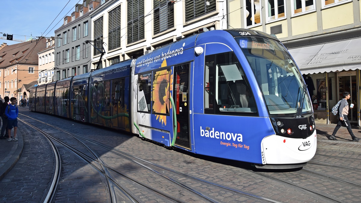 Freiburg im Breisgau - Straßenbahn CAF Urbos 304 - Aufgenommen am 17.10.2018