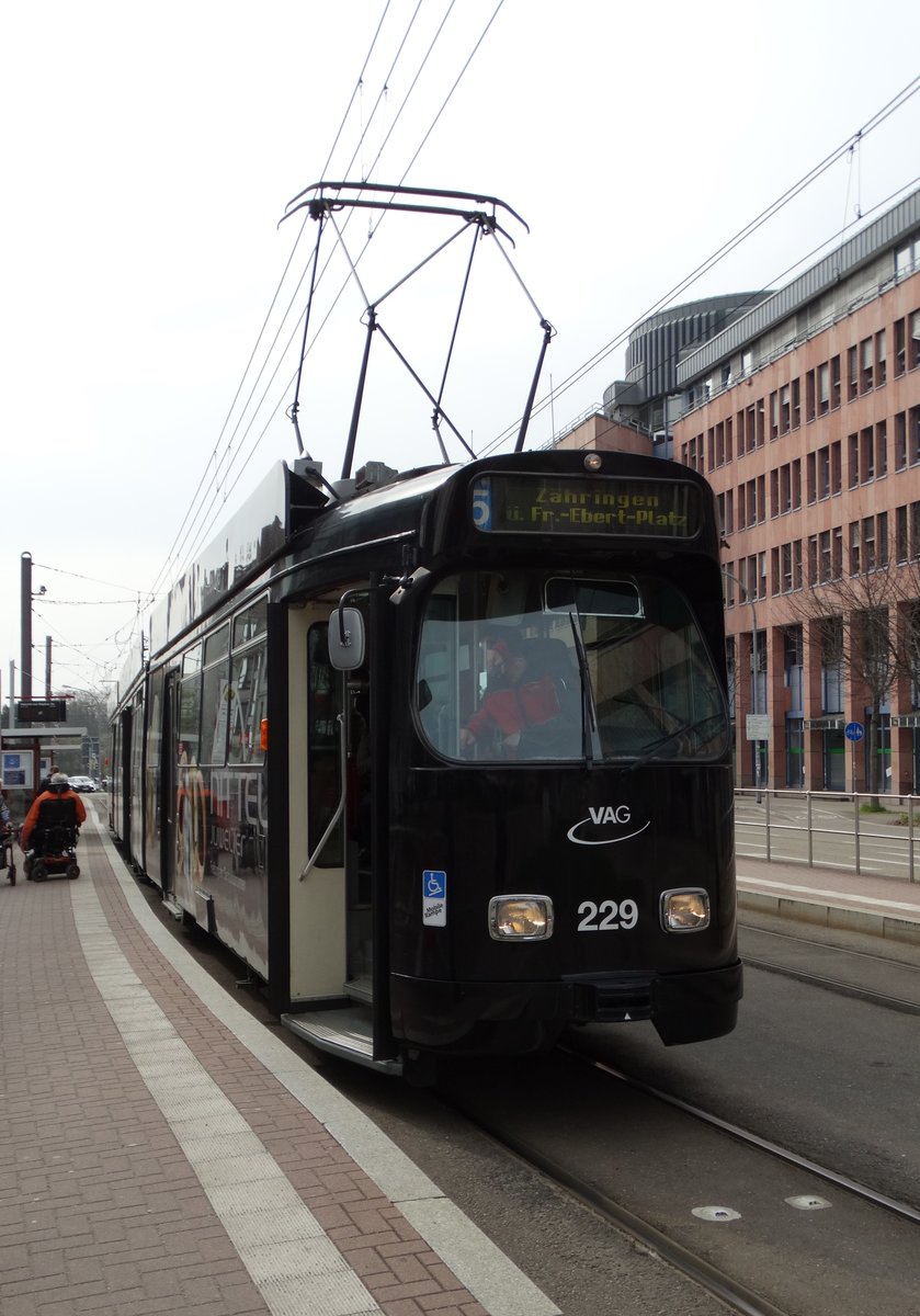 Freiburger VAG Düwag GT8N Wagen 229 am 24.03.17 in Neubaugebiet von einen Gehweg aus fotografiert