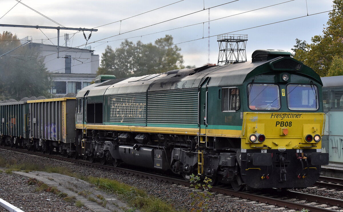 Freightliner DE GmbH, Berlin [D] mit der BRLL Claas  PB 08  [NVR:  92 88 0266 002-9 B-BRLL ] und einem Ganzzug Hochbordwagen mit Kies befüllt am 19.10.24 Höhe Bahnhof Wildau.