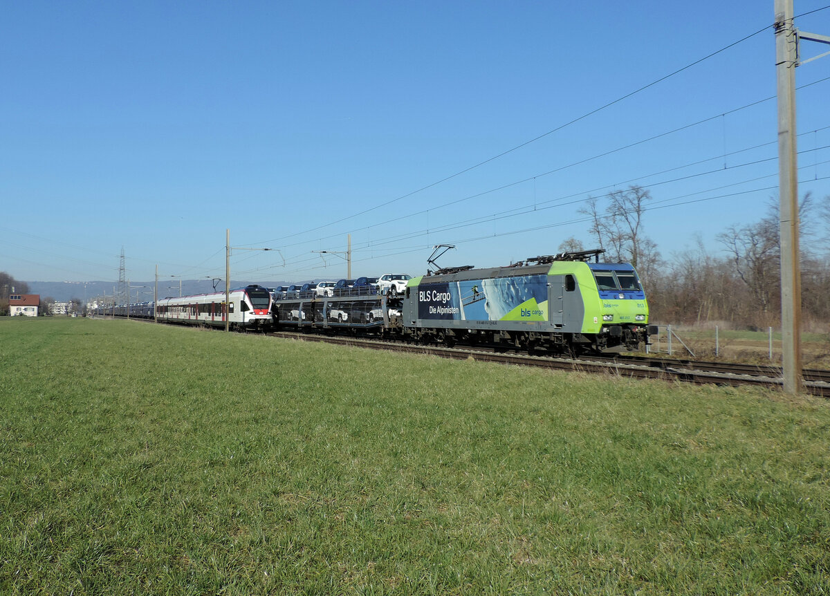 Frenkendorf - 15. Februar 2023 : Re 485 013 mit einem Autozug.

Link zum Video : https://www.youtube.com/watch?v=JPkTA-w0VRg&t=339s