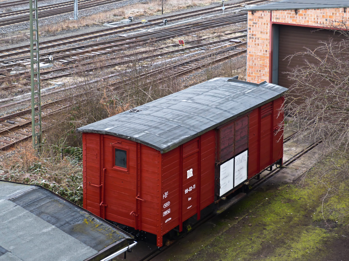 Frisch aufbereiteter Güterwagen der Harzer Schmalspurbahn im Bahnhof Nordhausen fotografiert von der Zeppelinbrücke 17.02.2018