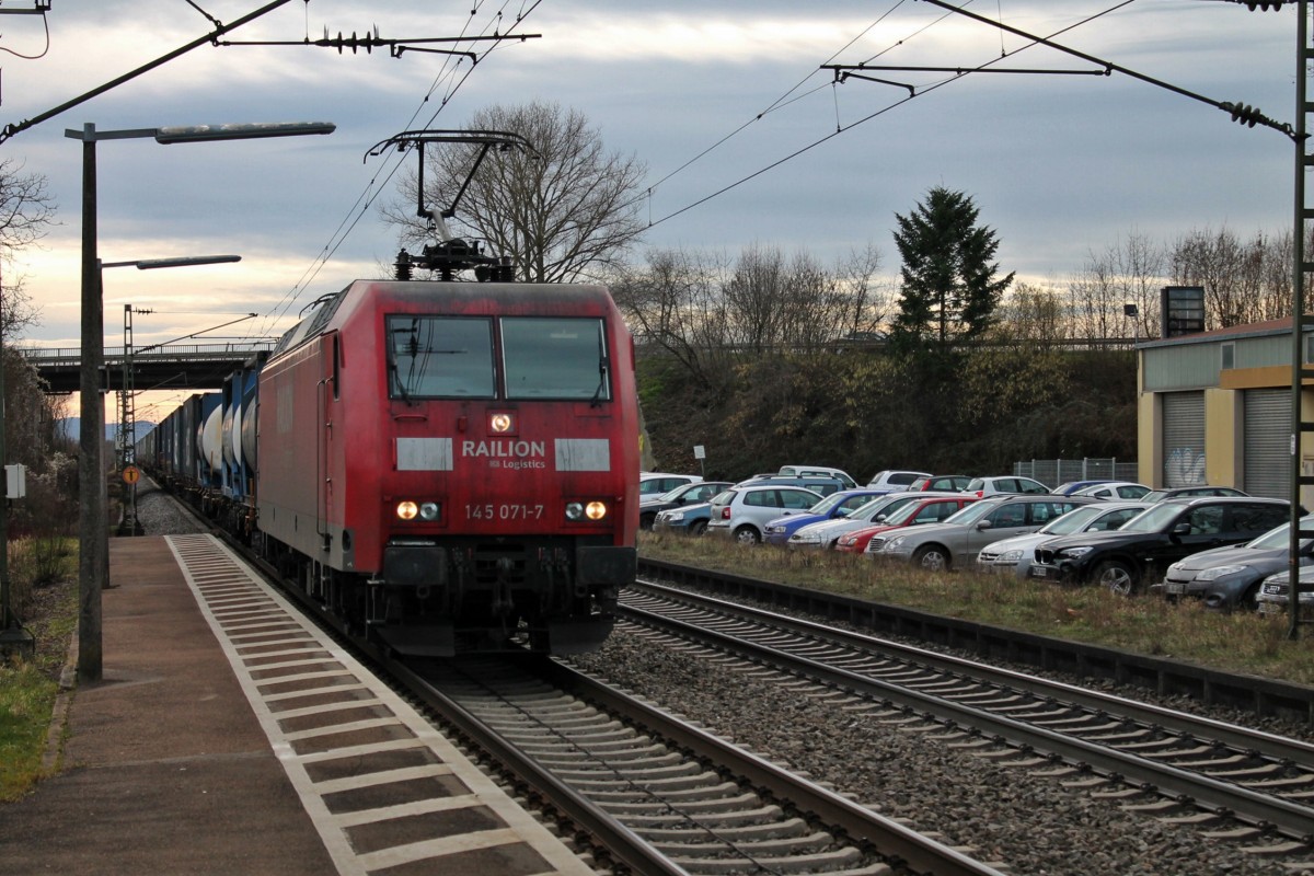 Frontansicht von der 145 071-7, als sie am 06.02.2014 mit einem Containerzug den Bahnhof von Orschweier in Nördliche Richtung gen Offenburg durchfuhr.