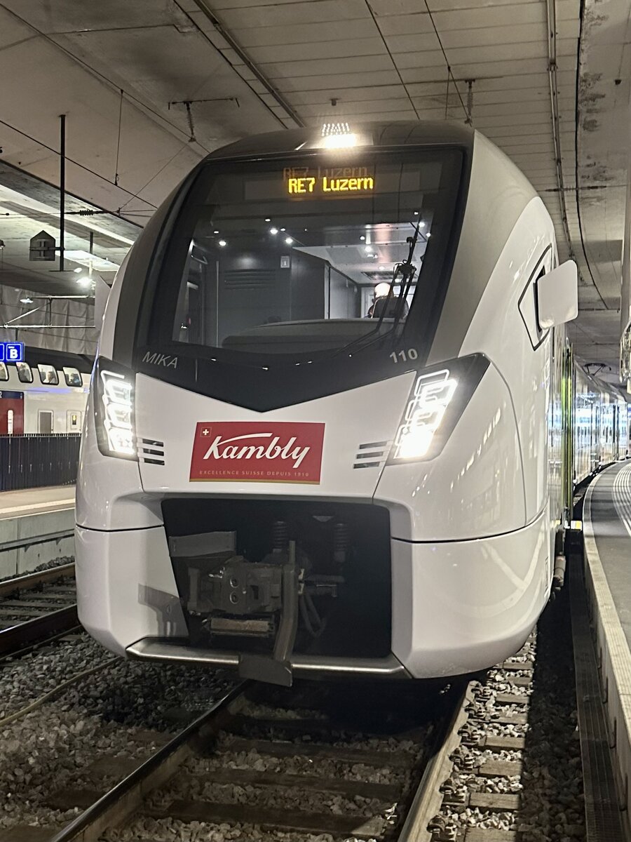 Frontansicht des neuen Kamblyzuges RABe 528 110 am 16.12.24 im Bahnhof Bern.