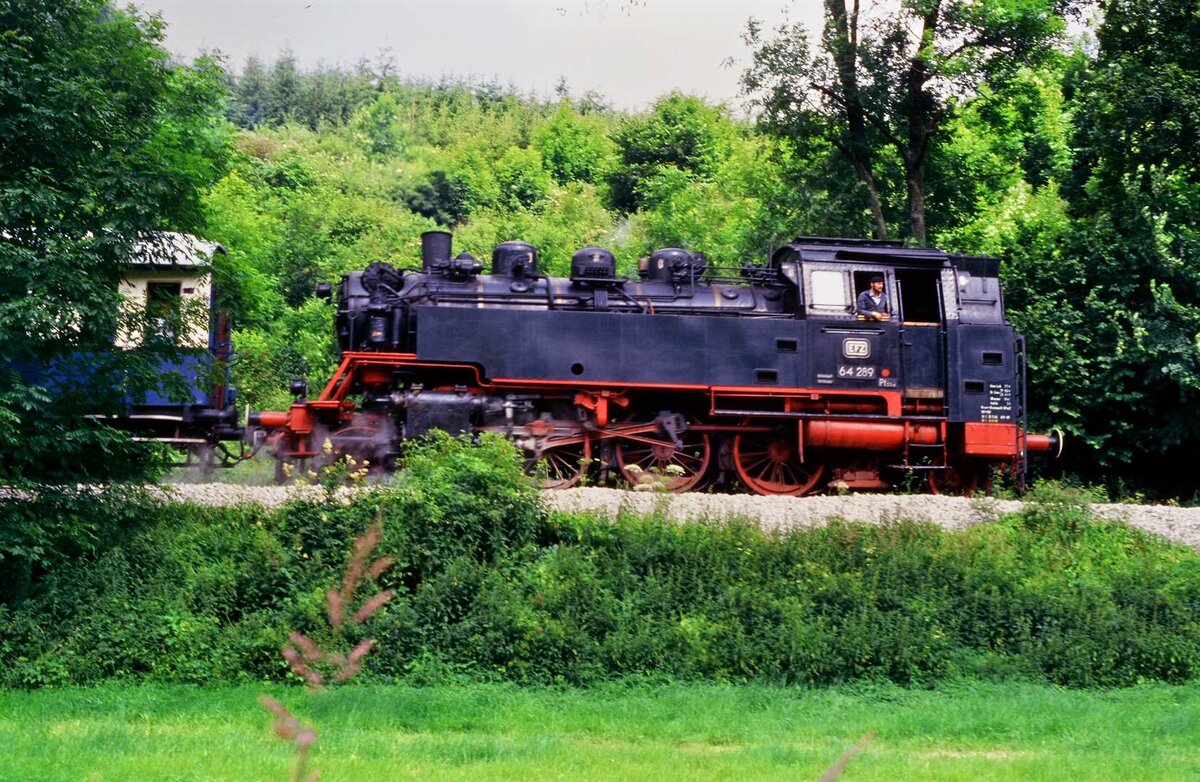 Frühere DB-Dampflok 64 289 bei einer Plandampffahrt auf der Hohenzollerischen Landesbahn, 22.07.1987