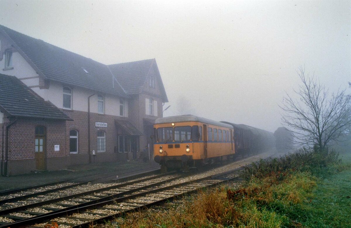 Frühere WEG-Nebenbahn Amstetten-Gerstetten. Schienenbus T 05 im Bahnhof Gerstetten, 02.11.1984