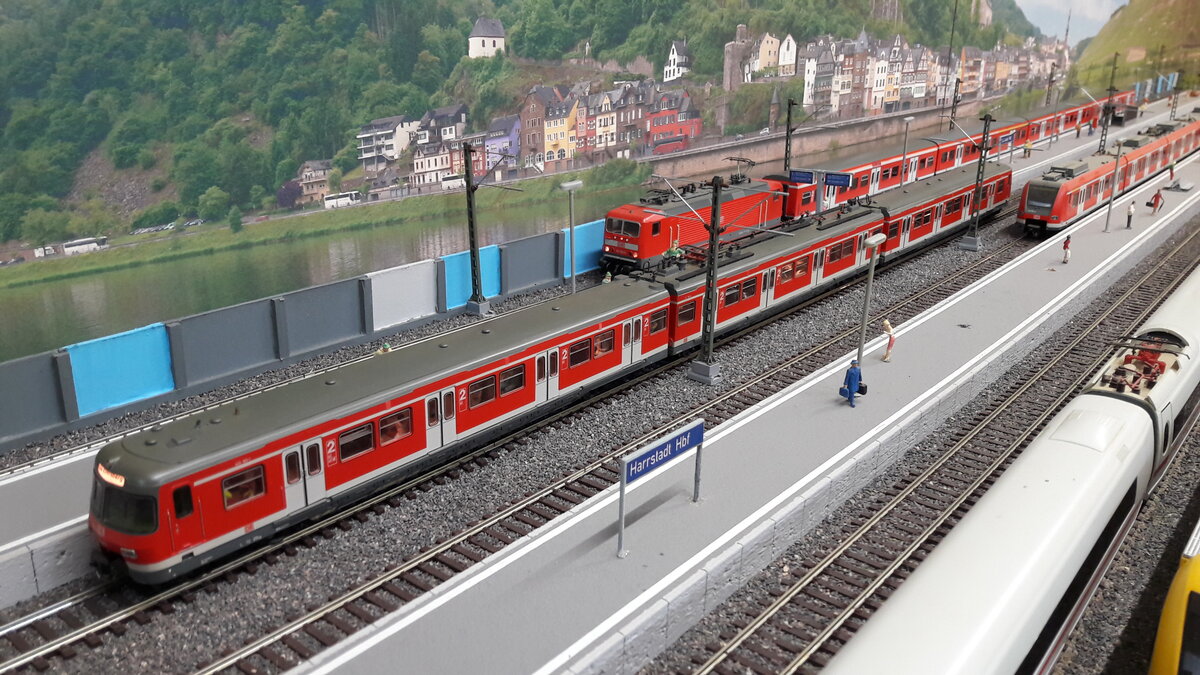 Frühmorgentlicher Regionalverkehr in Harrstadt Hauptbahnhof von der Ostseite aus gesehen. 