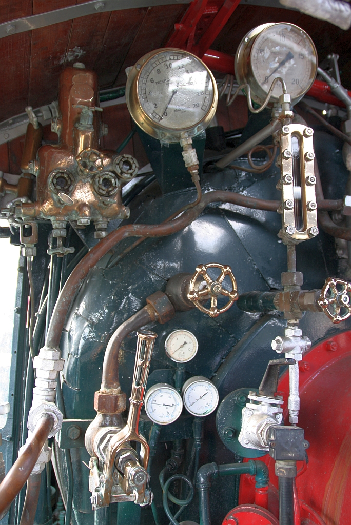 Führerstandsdetail der 824 (2'C1'h2, Nippon Sharyo (Japan), Bauj. 1949, Fab.Nr. 1525) am 04.Dezember 2024 im Depot Thon Buri.