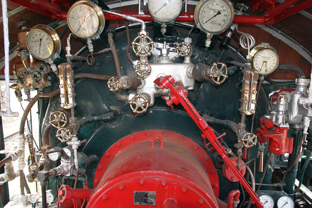 Führerstandsdetail der 824 (2'C1'h2, Nippon Sharyo (Japan), Bauj. 1949, Fab.Nr. 1525) am 04.Dezember 2024 im Depot Thon Buri.