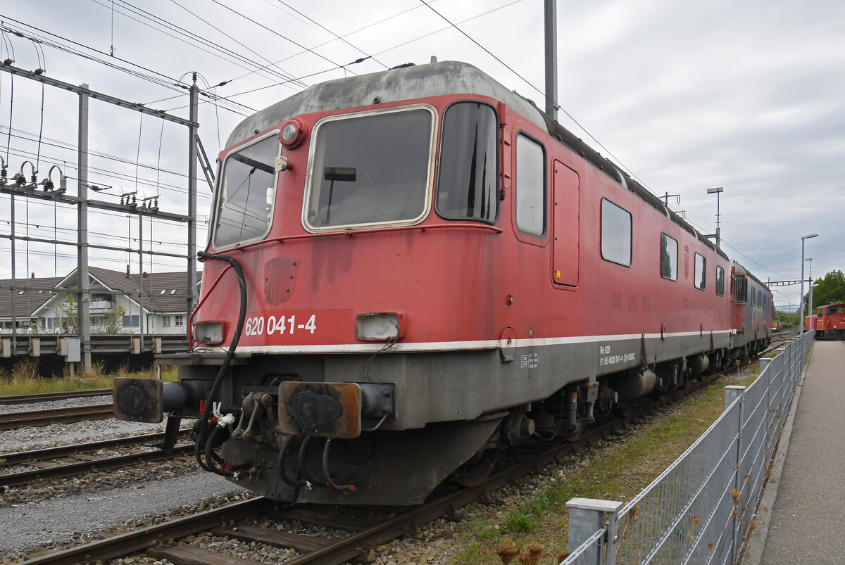 Für die Re 620 041-4 hat bald die letzte Stunde geschlagen. Am 26.08.2024 steht die Lok auf einem Nebengleis beim Bahnhof Kaiseraugst.