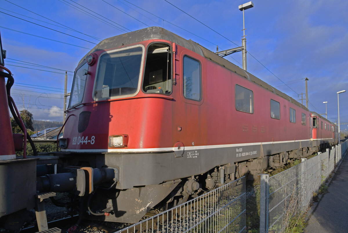 Für die Re 620 044-8 hat bald die letzte Stunde geschlagen. Am 15.12.2024 steht die Lok auf einem Nebengleis beim Bahnhof Kaiseraugst.