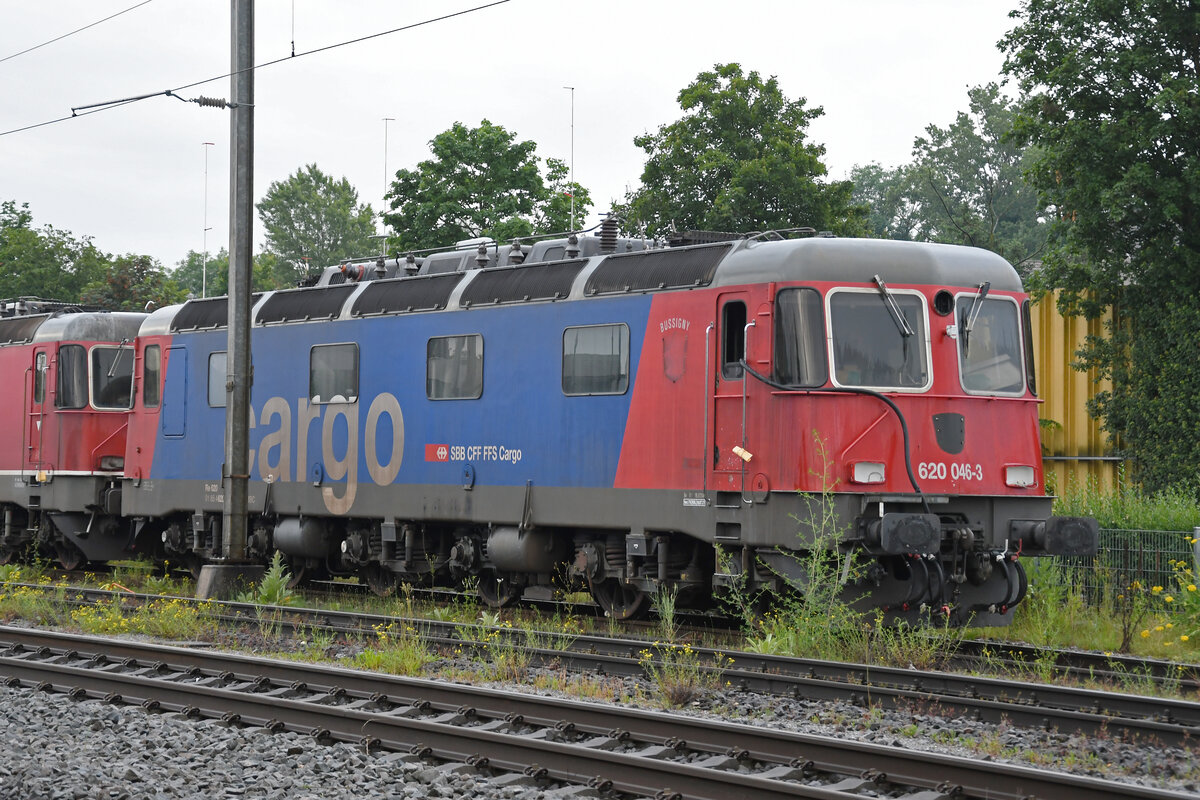 Für die Re 620 046-3 hat bald die letzte Stunde geschlagen. am 09.06.2024 steht die Lok auf einem Nebengleis beim Bahnhof Kaiseraugst.