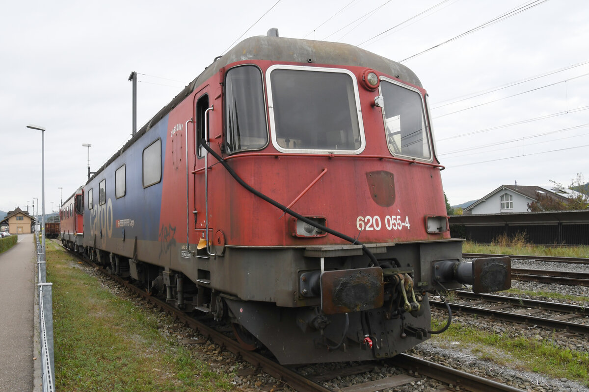 Für die Re 620 055-4 hat bald die letzte Stunde geschlagen. Am 26.08.2024 steht die Lok auf einem Nebengleis beim Bahnhof Kaiseraugst.