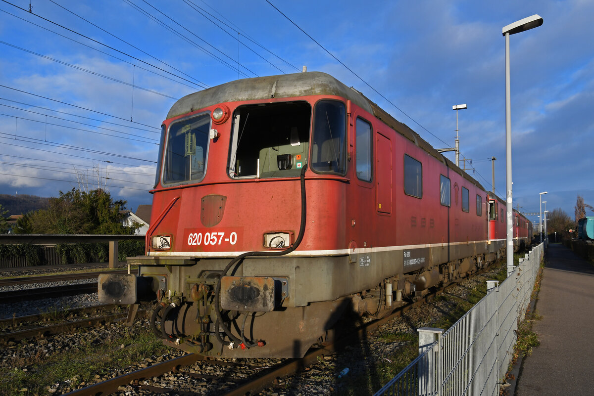 Für die Re 620 057-0 hat bald die letzte Stunde geschlagen. Am 15.12.2024 steht die Lok auf einem Nebengleis beim Bahnhof Kaiseraugst.