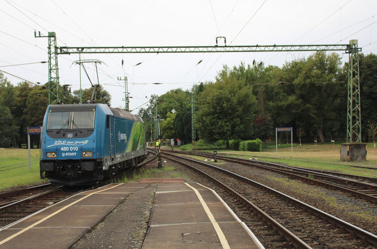 Für die Rückfahrt in die ungarische Hauptstadt rangiert die MÁV H-START 480 010  Zöld Úton Járunk  am 20.07.2024 in Kesztheley an den IC 873  Balaton .