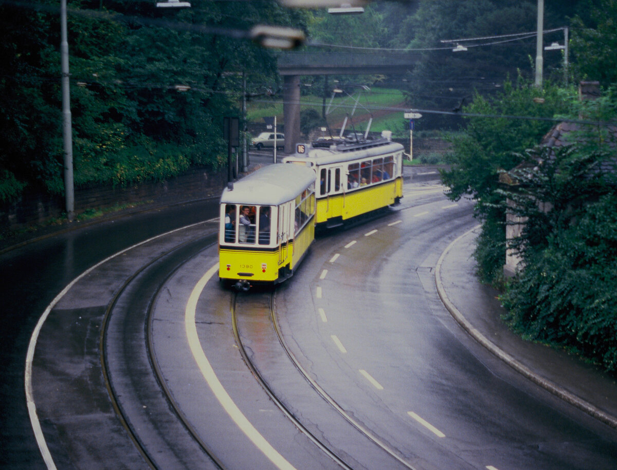 Für die Straßenbahnlinie der Neuen Weinsteige ging es nicht länger bergauf, da die neue Stadtbahnlinie neben der Neuen Weinsteige soeben eröffnet wurde...TW 851 und BW 1390 bewältigen auch vollgeladen den Weg hinab in die Stadt Stuttgart.