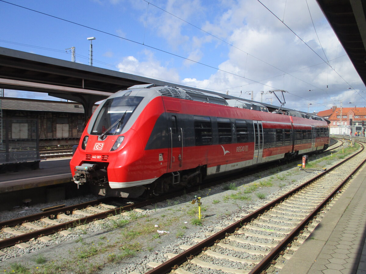 Für die Verbindung nach Greifswald reichte,am 10.September 2024,der 442 007 der hier in Stralsund wartete.