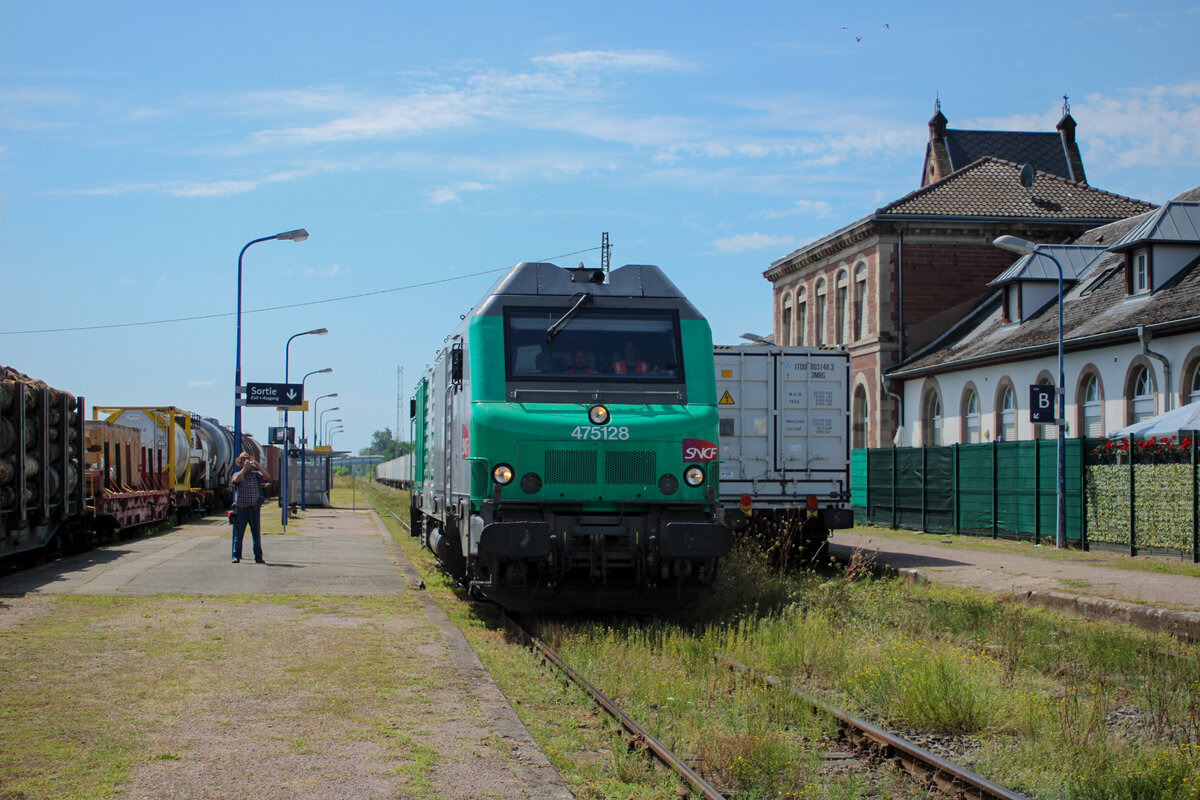 Full House in Lauterbourg. Alle Gleise belegt, allesamt mit Umleitern. 475128 ist auf den Weg nach Wörth um dort den nächsten Zug abzuholen. (14. August 2024)