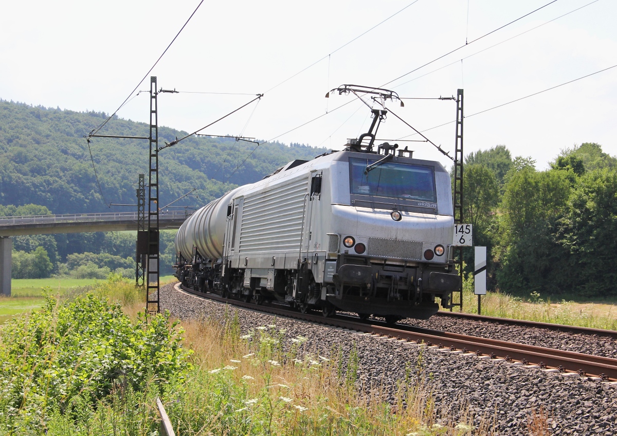 Ganz in weiß: Eine Akiem E37 mit weißen GATX-Kesselwagenzug in Richtung Norden. Aufgenommen am 09.07.2013 bei Hermannspiegel.