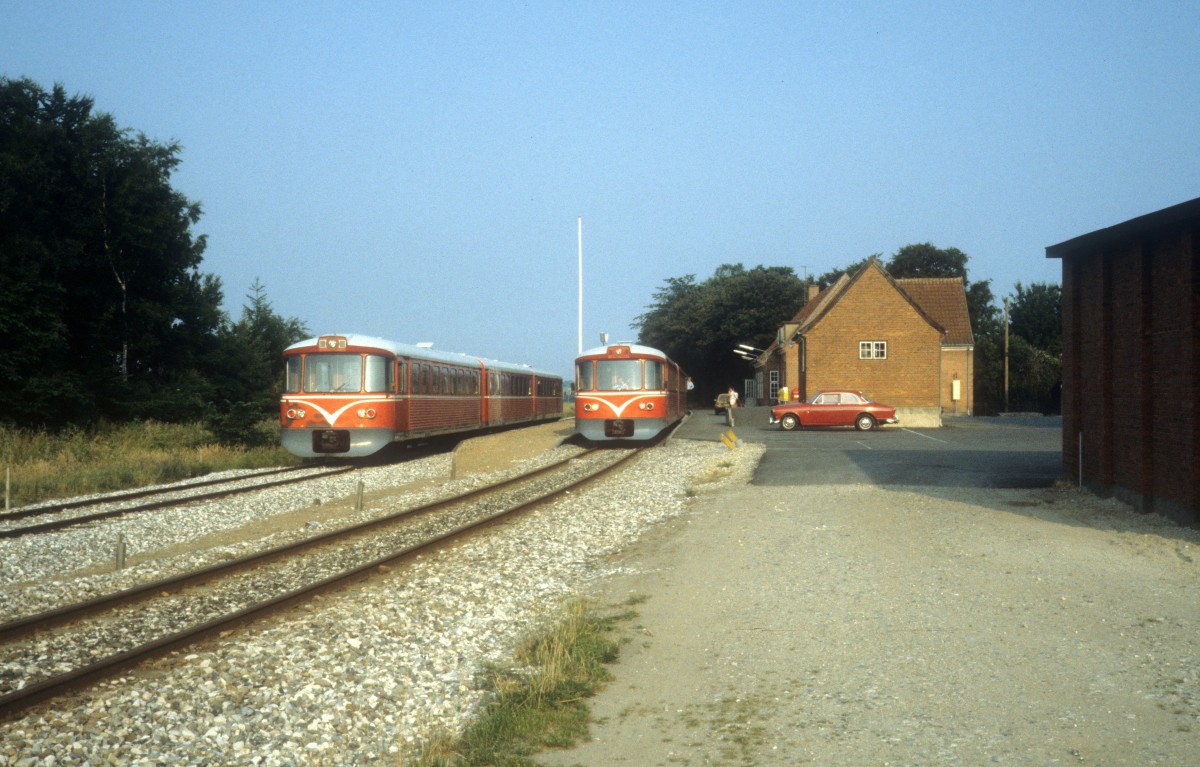 GDS (Gribskovbanen): Zwei Triebzüge treffen sich am 11. Juli 1983 am Bahnhof Vejby.