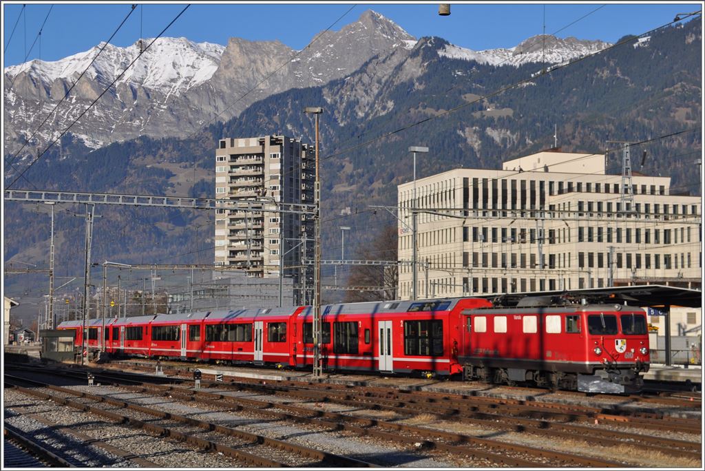  Ge 4/4 I 610  Viamala  mit den ersten fabrikneuen Wagen des Albula-Gliederzuges in Landquart. (03.12.2015)