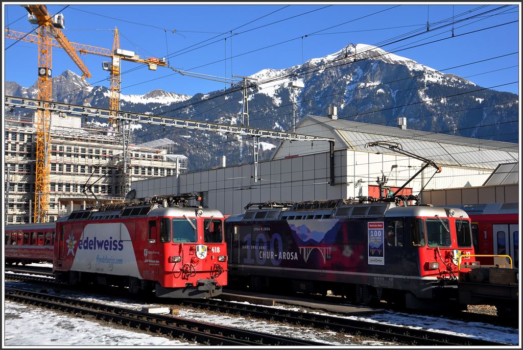 Ge 4/4 II 618  Samedan  und 627  Reichenau-Tamins  in Landquart vor dem 2376m hohen Vilan. Dieser Berg erlangte vor zwei Wochen traurige Berümtheit, starben doch fünf Tourengänger in einer Lawine bei der Abfahrt vom Gipfel. (11.02.2015)