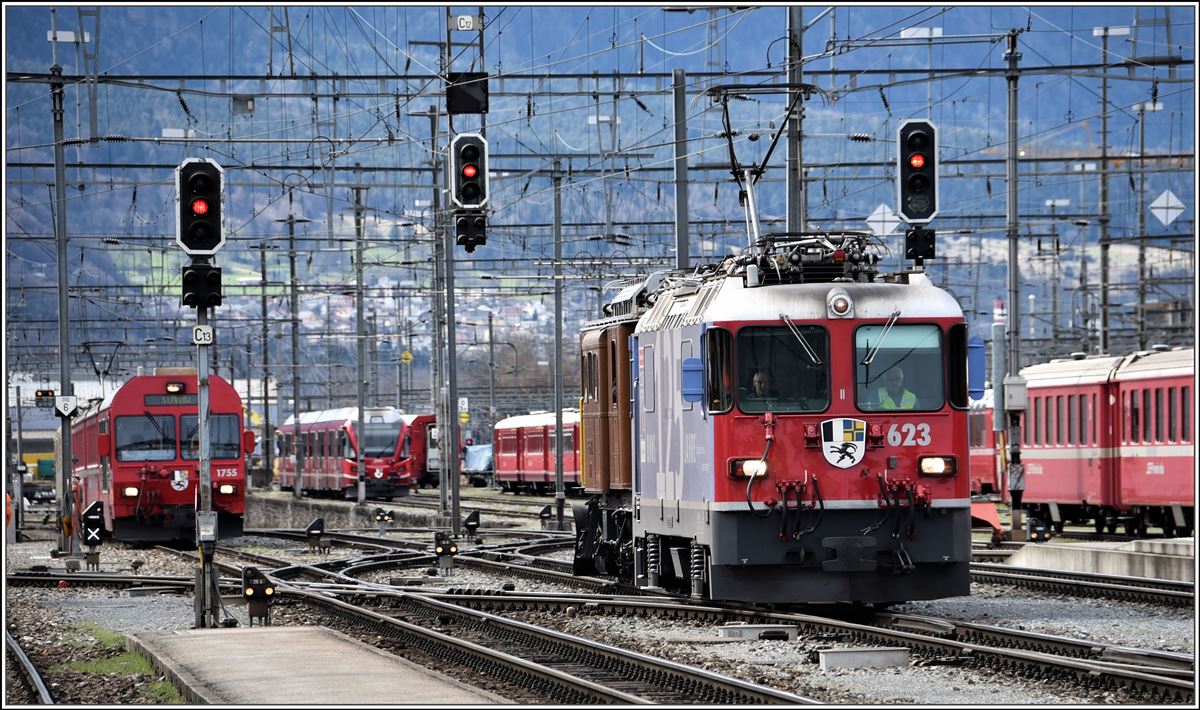 Ge 4/4 II 623  Bonaduz  bringt das Bernina Krokodil  Ge 4/4 182 im Schlepp nach Landquart. (04.04.2018)