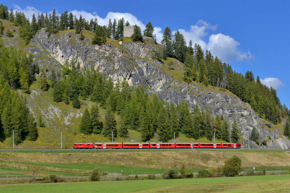 Ge 4/4 II 625 mit einem Engadin Star am 24.09.2016 bei Madulain. 