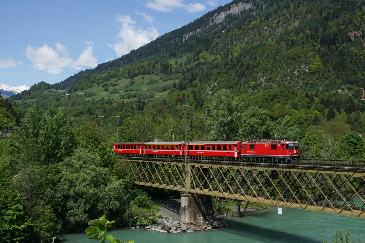 Ge 4/4 II 625 überquert am 10.05.2015 den Hinterrhein bei Reichenau-Tamins.